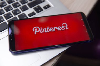 Tula, Rusya - 28 Kasım 2018: app üstünde belgili tanımlık perde ile tutan kadın. Onların ilginç şeyler pin izin veriyor bir online pinboard Pinterest olduğunu.