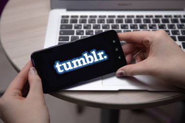 Tula, Rusya - 28 Kasım 2018: smartphone üzerinde görüntülenen Tumblr logosu