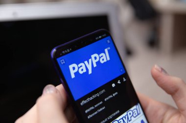 Tula, Rusya - 28 Kasım 2018: Paypal logo üstünde smartphone perde.