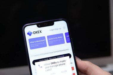 Tula, Rusya - 28 Kasım 2018: modern bir akıllı telefon üzerinde görüntülenen Okex logosu