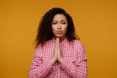 Mutlu gülümseyen genç kız portresi