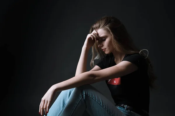 Schöne, junge Frau, die Trauer und Kummer empfindet — Stockfoto