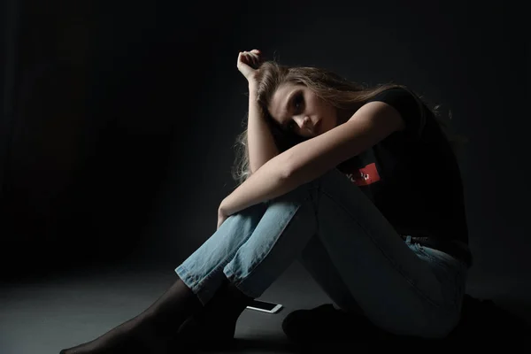 Teenager Mädchen Exzessiv Telefon Hause Sitzen Sie Ist Ein Opfer — Stockfoto