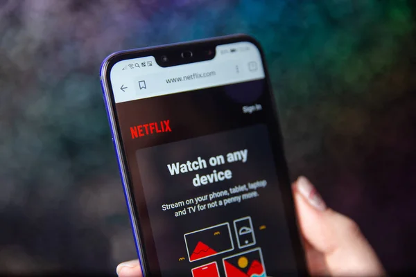 Tula, russland - 28. November 2018: netflix-Logo auf dem Smartphone-Bildschirm auf der Laptop-Tastatur platziert. Leere Stelle, um Informationen mit rotem Hintergrund zu schreiben. — Stockbild Tula, russland - 28. November 2018: netflix logo auf smartphone — Stockfoto