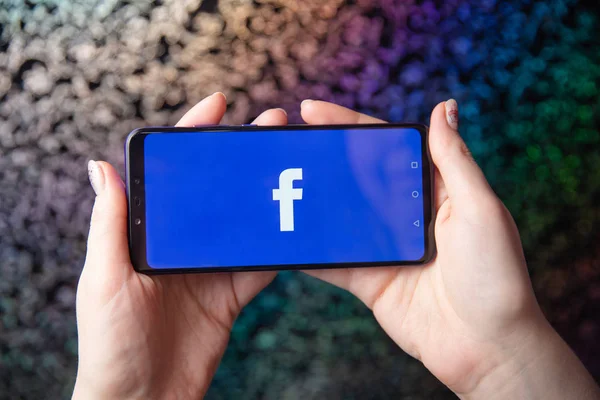 Tula, Rússia - 28 de novembro de 2018: o logotipo do aplicativo de mídia social do Facebook no login, página de inscrição na tela do aplicativo móvel em dispositivos inteligentes em pessoas de negócios — Fotografia de Stock