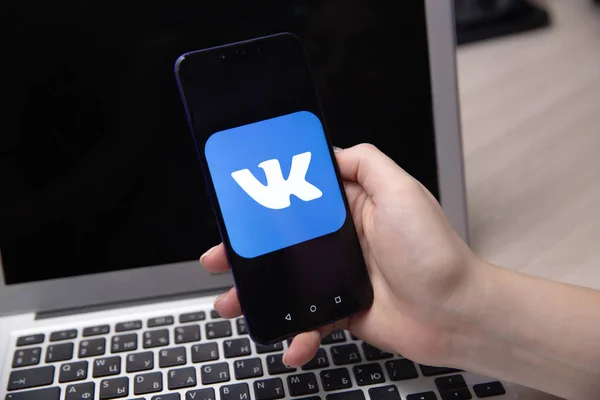 Tula, Rusia - 28 November 2018: Logo VK pada layar telepon pintar. Vkontakte adalah media sosial dan jaringan Rusia — Stok Foto