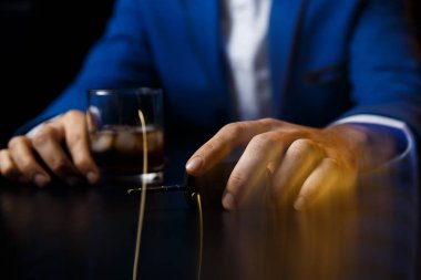İçme ve kavram sürüş. Arabanın anahtarını ahşap bir masa üzerinde pub