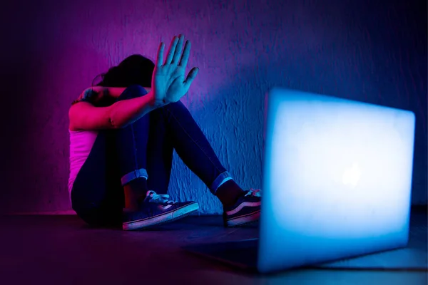 Jovem atraente adolescente menina sofrendo cyberbullying ou expostos ao cyber bullying e assédio na internet sentindo-se triste deprimido e v — Fotografia de Stock