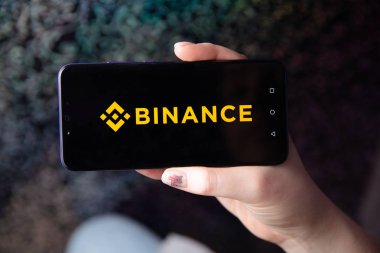 Tula, Rusya - 28 Kasım 2018: Apple iphone ve Binance logo ve bitcoin, ethereum ve dolar. bir cryptocurrency değişimi.