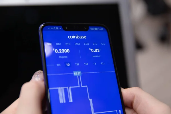 Tula, Rusia - 28 de noviembre de 2018: Coinbase - Comprar Bitcoin y más, aplicación móvil Secure Wallet en la pantalla — Foto de Stock