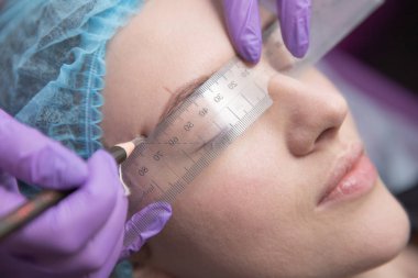 Makyaj güzel kadının güzellik salonu içinde kalın kaşları ile kaşları için. Dövme kaş yaparken tatlı Şevval özçelik güzellik.