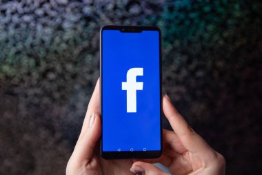 Tula, Rusya - 28 Kasım 2018: Facebook sosyal medya app logo iş kişi elinde akıllı cihazlar ekranda hareket eden app kütük-içinde kayıt kayıt sayfasında
