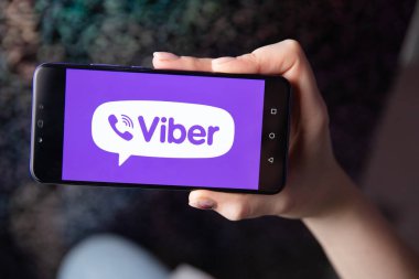 Tula, Rusya Federasyonu - 28 Kasım 2018:Man Viber app ekranda görüntüler beyaz bir akıllı telefon tutar. Viber bir çapraz platform anlık mesajlaşma ve sesli olduğunu over IP