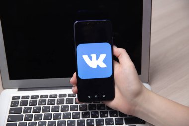 Tula, Rusya Federasyonu - 28 Kasım 2018:Vk logo üstünde smartphone perde. Bir Rus sosyal medya ve ağ VKontakte olduğunu