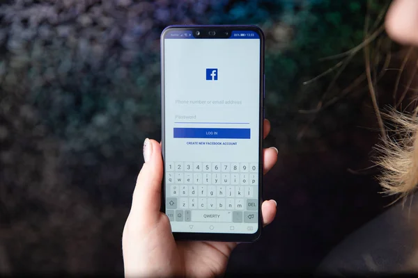 Tula, Rusia - 28 de noviembre de 2018: logotipo de la aplicación de redes sociales de Facebook en el inicio de sesión, página de registro en la pantalla de la aplicación móvil en dispositivos inteligentes en personas de negocios mano en el trabajo — Foto de Stock