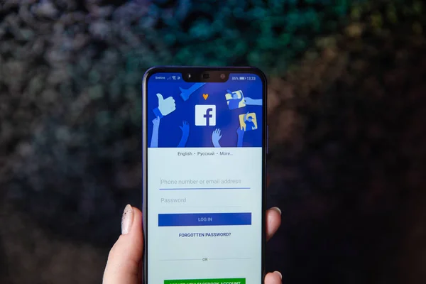 Tula, Russia - 28 November 2018: Logo aplikasi media sosial Facebook di log-in, halaman pendaftaran pendaftaran pendaftaran pendaftaran di layar aplikasi seluler di perangkat pintar di kalangan pengusaha — Stok Foto