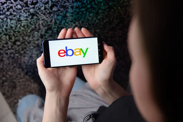 トゥーラ、ロシア - 2018 年 11 月 28 日: ebay のロゴを携帯電話の画面のクローズ アップや Ico — ストック写真