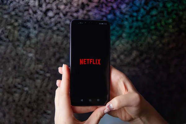 Tula, Rusia - 28 November 2018: Logo Netflix di smartphone — Stok Foto