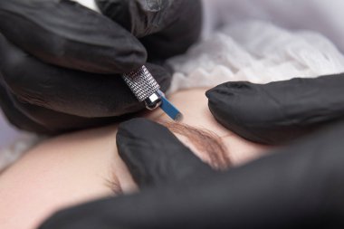 Kalıcı makyaj kaşları için. Microblading kaş. Şevval özçelik güzellik kadın yüzü için kaş dövme yapıyor. Güzel genç kız bir güzellik