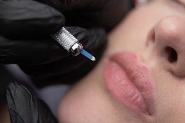 Kalıcı makyaj kaşları için. Microblading kaş. Şevval özçelik güzellik kadın yüzü için kaş dövme yapıyor. Güzel genç kız bir güzellik