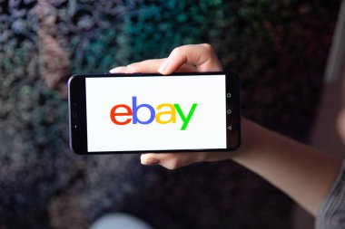 Tula, Rusya - 28 Kasım 2018: Ebay logosu ile telefon ekran Closeup veya ICO