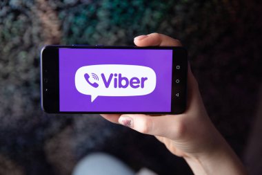 Tula, Rusya Federasyonu - 28 Kasım 2018:Man Viber app ekranda görüntüler beyaz bir akıllı telefon tutar. Viber bir çapraz platform anlık mesajlaşma ve sesli olduğunu over IP