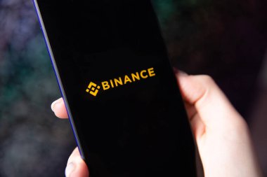Tula, Rusya - 28 Kasım 2018: Apple iphone ve Binance logo ve bitcoin, ethereum ve dolar. bir cryptocurrency değişimi.