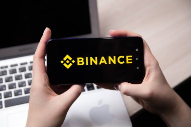 Tula, Rusya - 28 Kasım 2018: Apple iphone ve Binance logo ve bitcoin, ethereum ve dolar. bir cryptocurrency değişimi.