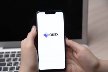Tula, Rusya - 28 Kasım 2018: modern bir akıllı telefon üzerinde görüntülenen Okex logosu