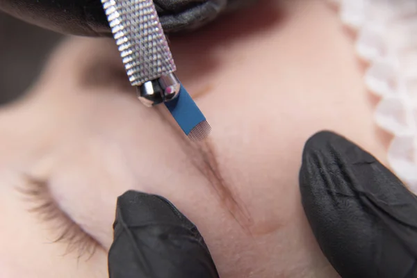 Kalıcı makyaj kaşları için. Microblading kaş. Şevval özçelik güzellik kadın yüzü için kaş dövme yapıyor. Güzel genç kız bir güzellik