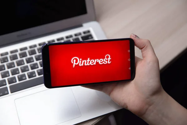 Tula, Ryssland - 28 November 2018: Kvinna som håller med app på skärmen. Pinterest är en online pinboard som tillåter människor att fästa sin intressanta saker. — Stockfoto