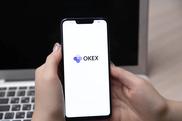 Tula, Rusia - 28 November 2018: Logo OKEx ditampilkan pada smartphone modern — Stok Foto