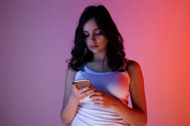 aşırı telefon vasıl evde oturan kız. online zorbalık Stalker sosyal ağların bir kurban o