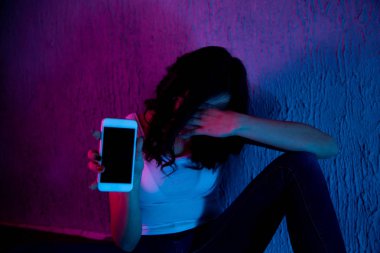 aşırı telefon vasıl evde oturan kız. online zorbalık Stalker sosyal ağların bir kurban o