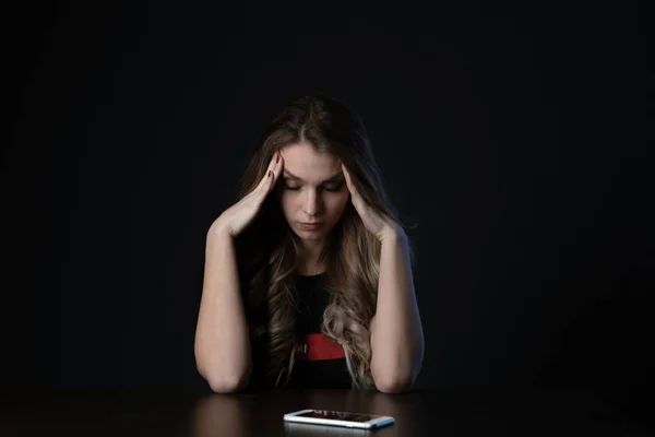 Mulher com rosto surpreso negativo olhando algo no smartphone. Adolescente triste com telefone celular, com medo de ameaçar , — Fotografia de Stock