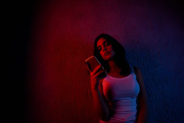 Lány túlzottan ül otthon a telefon. ő is egy áldozat-ból online zaklatás Stalker szociális hálózatok — Stock Fotó