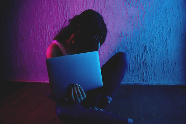 Λυπημένος και φοβισμένος θηλυκό έφηβο με φορητό υπολογιστή που πάσχουν διαδικτυακή παρενόχληση και παρενόχληση όντας online κακοποιηθεί από το stalker ή κουτσομπολιά νιώθοντας απελπισμένη και ταπεινωμένος σε ψηφιακό εκφοβισμό — Φωτογραφία Αρχείου
