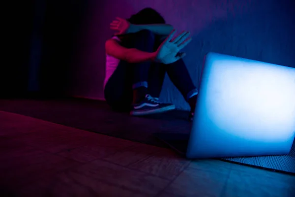 Verdrietig en bang vrouwelijke tiener met computer laptop lijden pesten en intimidatie wordt online misbruikt door stalker of roddel gevoel wanhopig en vernederd in het cyberpesten — Stockfoto