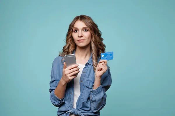 Obraz podekscytowany Pani młody na białym tle nad niebieskim tle przy użyciu telefonów komórkowych posiadających kredyt — Zdjęcie stockowe