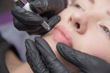 Kalıcı makyaj kaşları için. Microblading kaş. Şevval özçelik güzellik kadın yüzü için kaş dövme yapıyor. Güzel genç kız bir güzellik