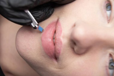 Kalıcı makyaj kaşları için. Microblading kaş. Şevval özçelik güzellik kadın yüzü için kaş dövme yapıyor. Güzel genç kız bir güzellik