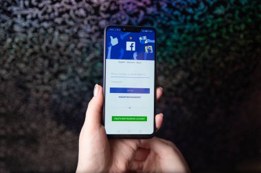 Tula, Rusya - 28 Kasım 2018: Facebook sosyal medya app iş yerinde iş kişi elinde akıllı cihazlar ekranda hareket eden app kütük-içinde kayıt kayıt sayfasına logo
