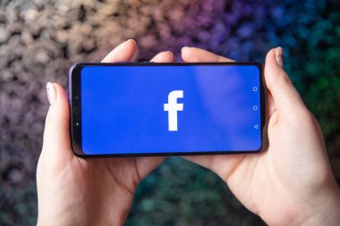 Tula, Rusya - 28 Kasım 2018: Facebook sosyal medya app logo iş kişi elinde akıllı cihazlar ekranda hareket eden app kütük-içinde kayıt kayıt sayfasında