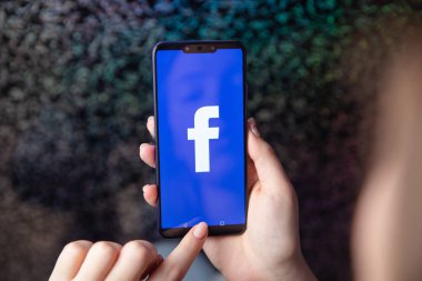 Tula, Rusya - 28 Kasım 2018: Facebook sosyal medya app logo iş kişi elinde akıllı cihazlar ekranda hareket eden app kütük-içinde kayıt kayıt sayfasında