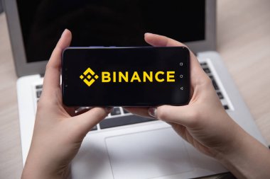 Tula, Rusya - 28 Kasım 2018: Apple iphone ve Binance logo ve bitcoin, ethereum ve dolar. bir cryptocurrency değişimi.