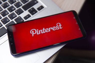 Tula, Rusya - 28 Kasım 2018: app üstünde belgili tanımlık perde ile tutan kadın. Onların ilginç şeyler pin izin veriyor bir online pinboard Pinterest olduğunu.