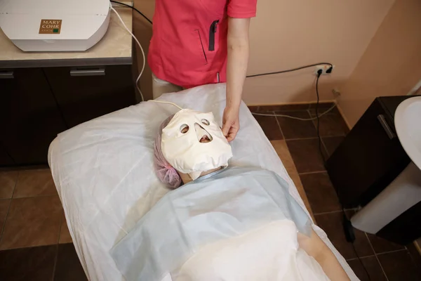 Mujer realizando un tratamiento contra la celulitis con avanzado — Foto de Stock