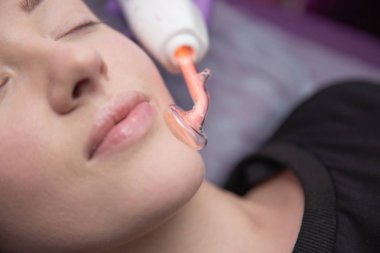 Elektrik darsonval yüz masajı yordamı salonu alma