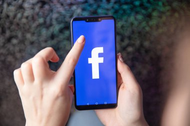 Tula, Rusya - 28 Kasım 2018: Facebook sosyal medya app logo iş kişi elinde akıllı cihazlar ekranda hareket eden app kütük-içinde kayıt kayıt sayfasında