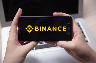 Tula, Rusya - 28 Kasım 2018: Apple iphone ve Binance logo ve bitcoin, ethereum ve dolar. bir cryptocurrency değişimi.